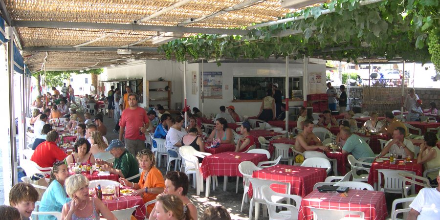 El PP vuelve a pedir 'celeridad' a la Junta de Andalucía en relación a las concesiones de los Chiringuitos de la Costa Tropical