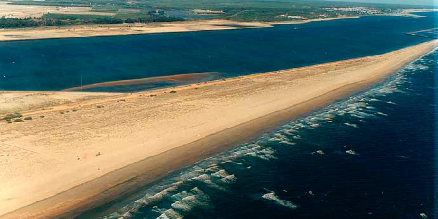 La playa del Espigón, Huelva, recoge para este verano  accesos para personas con movilidad reducida, Chiringuitos y una zona para mascotas 